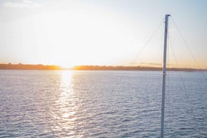 プンタカナ サンセット カタマラン バーベキュー、シャンパン&ミュージック付き