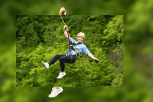 Aventura de tirolesa na floresta tropical