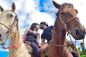 Cabalga hacia el paraíso: paseo a caballo por la playa en Punta Cana.