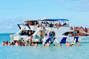 Sosúa: giro in party boat con snorkeling, snack e barbecue con bevande