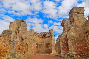 Zona Colonial Hictorical Tour mit einem lokalen Künstler