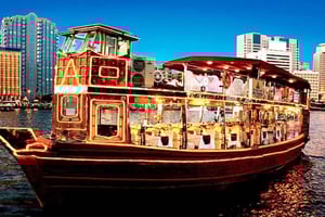 Dubai: Dhow-risteily ja illallinen: 2-tuntinen illallinen Dhow-risteily ja illallinen