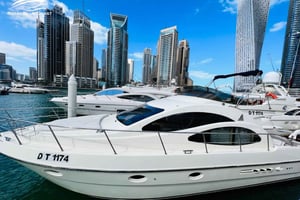 Dubai: Azimut 42 Feet Private Luxury Yacht risteilyllä