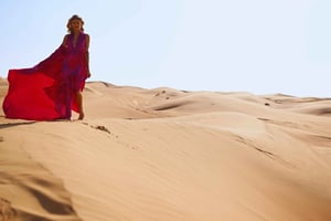 Дубай: фотосессия в летящем платье в пустыне
