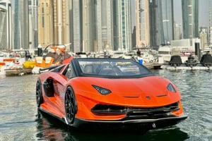Dubái: alquiler de coche jet Lamborghini de lujo en Dubai Marina