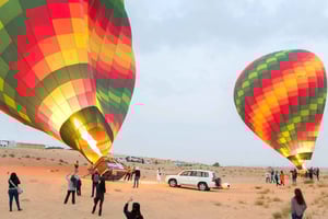 ドバイ：ラクダ乗りと朝食付きの日の出気球飛行
