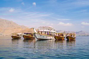 Dubai Khasab -kuljetus, koko päivän dhow-risteily ja lounas