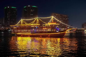 Dubai: Luxury Dinner Cruise with Live Music