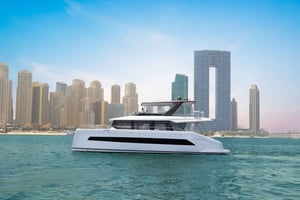 Dubai: Luxury Yacht Tour with Live BBQ and Hotel Transfer