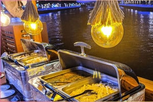 Dubai: crociera con cena in dhow nella marina con intrattenimento dal vivo