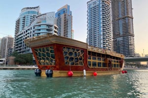 Dubai Marina: Middagscruise i en traditionel båd