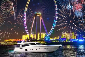 Dubai: Ilotulitus, DJ, juomat - uudenvuoden juhlat huviveneellä.