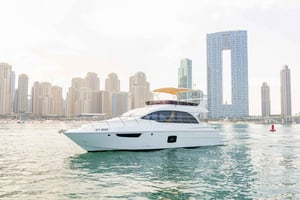 Privat yachttur i Dubai med svømning, drinks og grillmulighed