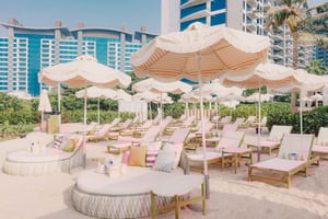 Дубай: пропуск в бассейн и на пляж с просекко и фруктовой тарелкой для двоих