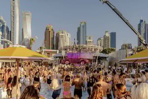 Dubái: fiesta en la piscina y discotecas con un autobús de fiesta y juegos