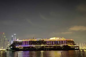 Dubai: Tour nocturno privado de lujo en barco
