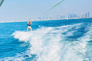 Dubaj: Prywatna łódź motorowa i wakeboard z lodami!