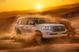 Dubai: aavikkosafari, dyyniauto, hiekkalautailu, kamelit ja grilliateria