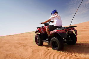 Dubai: Red Dunes -retki mönkijällä tai Side by Side -mönkijällä