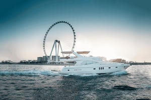 Dubai: Crociera turistica in yacht privato passando per Dubai Marina