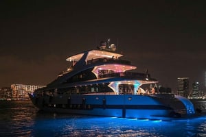 Dubaï : superyacht de luxe avec baignade et open bar en option