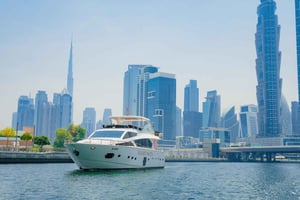 Yachtsejltur på Dubais vandkanal med drinks og ikoniske udsigter
