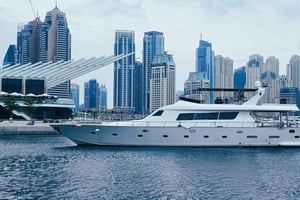 Nyd op til 4 timer 105Ft yacht for 55 personer med Riviera