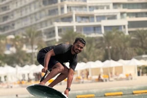 Voa sobre as ondas do Dubai num Efoil no Five Palm Jumeirah