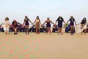 Fra Dubai: Ørkensafari, BBQ, firehjuling, shisha og drinker