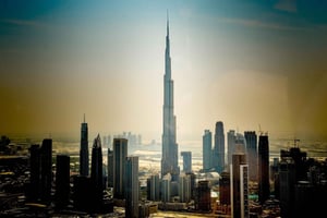 ドバイからアブダビへ：ヘリコプターによる市内移動