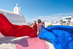Gruppefotoshoot med flygende kjoler – Santorini