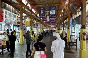 ドバイのウォーキングツアー。スーク、美術館、地元の食品検査