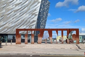 From Belfast: Black Taxi, Titanic & Giant’s Causeway Tour