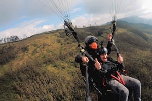 Quito: Tandem Paragliding Flight