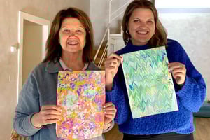 Experiência com o artesão de marmorização em papel florentino