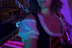 Cannes: Ilta laiturissa olevalle purjeveneelle