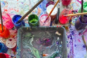 Maak decoratie op gemarmerd papier in Nice in de werkplaats van een ambachtsman