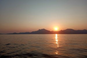 Noite de fogos de artifício em um catamarã Maxi saindo de Saint Tropez