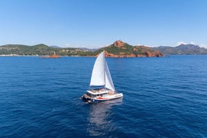 Saint-Raphaël: Popołudniowy rejs na Złotą Wyspę z napojami