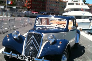 La Costa Azul Glamurosa en coche vintage