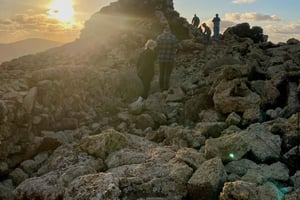 Fuerteventura: Vulkanwanderung bei Dämmerung mit Sonnenuntergang und Mondaufgang