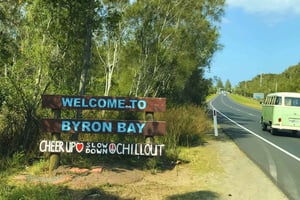 ブリスベン発：バイロン ベイ、バンガロー、ゴールド コーストの日帰りツアー