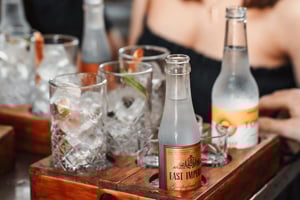 Costa de Ouro: Degustação e conversa sobre o gin da destilaria do avô Jack