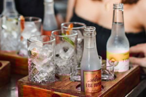 Guldkusten: Ginprovning och samtal på Granddad Jack's Distillery