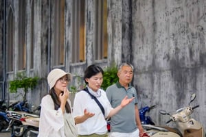 Descobre a rua do comboio e o tesouro de Hanói num passeio de mota