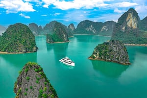 Ha Long Bay Luxus-Kreuzfahrt: Inseln, Höhlen & lokales Mittagessen