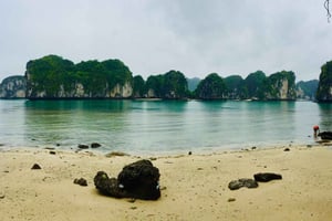 Ha Long-bugten: Luksus-bådtur med overnatning og aktiviteter