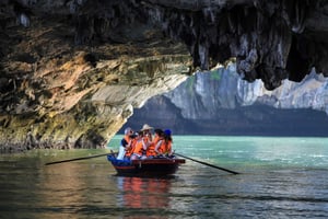 Baía de Halong: cruzeiro de um dia com cavernas, caiaque e festa ao pôr do sol