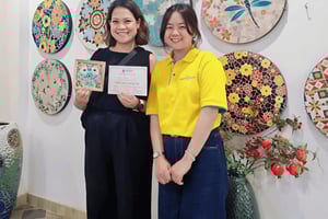 Hanoi: laboratorio di mosaico nel villaggio di ceramica di Bat Trang