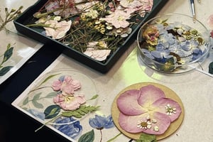 Hanoi: Workshop i harpiks med tørrede blomster i Vietnam